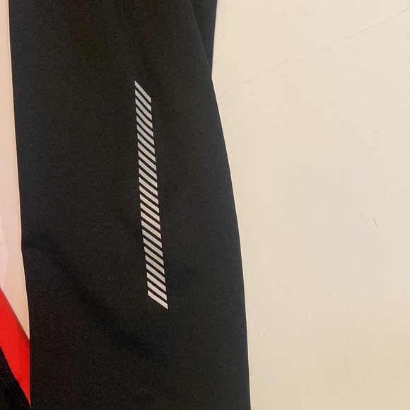 Men’s New Balance lightning dry black & red 1/4 zip reflective running shirt - Picture 3 of 8